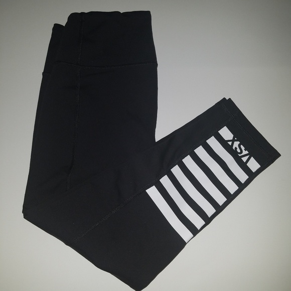 Victoria's Secret Pants - Victoria Secret black cropped leggings M